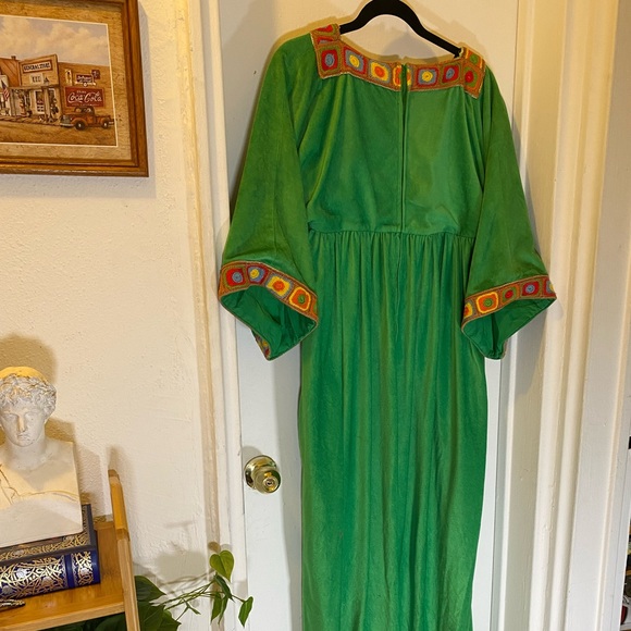 70s VTG Velvet Embroidered Dress - Picture 5 of 11